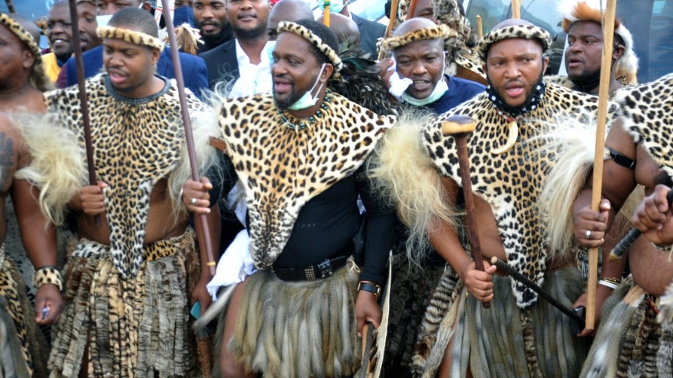 Misuzulu ka Zwelithini, i mitten, ska under lördagen krönas till kung över zulufolket – vilket inte alla gillar. Arkivbild.