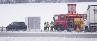 Skåpbil som körde i diket på E4 skapade långa köer