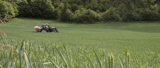 Traktor körde av vägen – föraren avliden