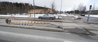 Bilist kraschade med stolpe – bara meter ifrån att köra på skolklass