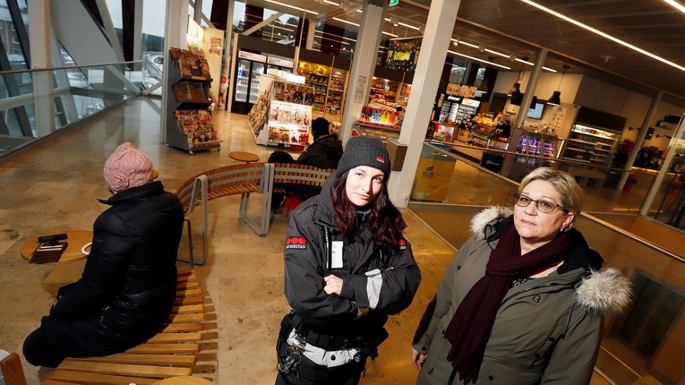 Väktaren Malin Lindberg och Annica Lundqvist, som driver kiosken i resecentrum, utesluter inte att byggnaden kommer att behöva stängas tidigare än normalt om skadegörelsen fortsätter.