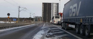 Kvicksundsbron fastnade i öppet läge