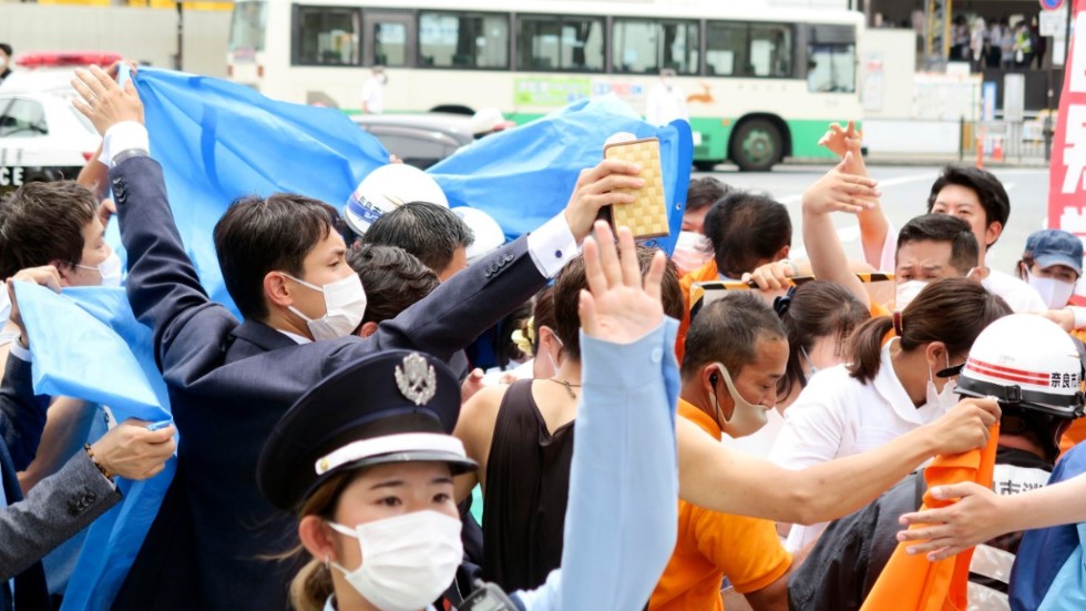 Japans tidigare premiärminister Shinzo Abe sköts när han höll ett kampanjtal i Nara.