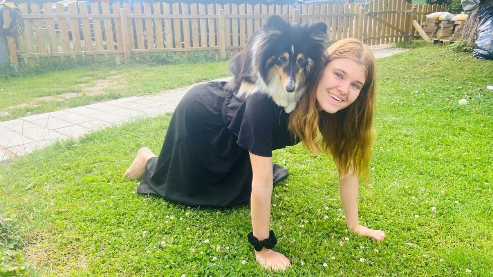 Hunden Zilla är Elins bästa vän, alltid glad, alltid tröstande. Zilla lyssnar men dömer aldrig. Elin har via Tiktok hittat en annan kompis hon älskar att vara med. Hon bor i Borås och har autism hon också. "Vi förstår varann, det känns väldigt skönt."