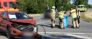 Kollision mellan två personbilar vid avfart – man och kvinna till sjukhus