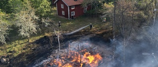 Sommarstuga brann ner till grunden – 18-åring anhållen för mordbrand