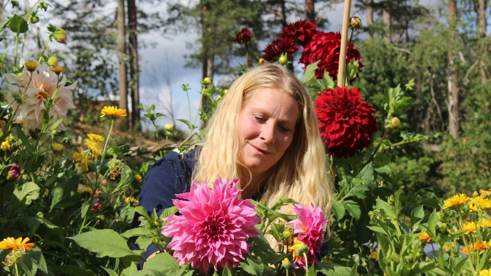Kristin trivs alltid bra i blomsterlandet i sin trädgård.