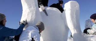 Snöskulpturer växte fram i parken