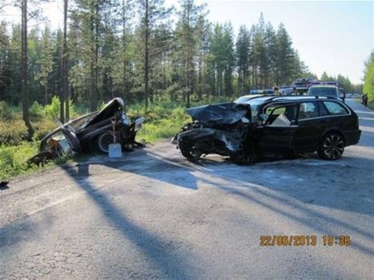 I den ena bilen färdades 53-årige Jan Åke Sköld och 57-åriga Anette Henriksson som var på väg hem till Luleå.
I den andra bilen färdades 53-åriga Monica Johansson från Koskullskulle.