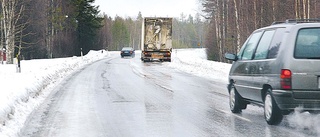 Lastbil i kollision med personbilar