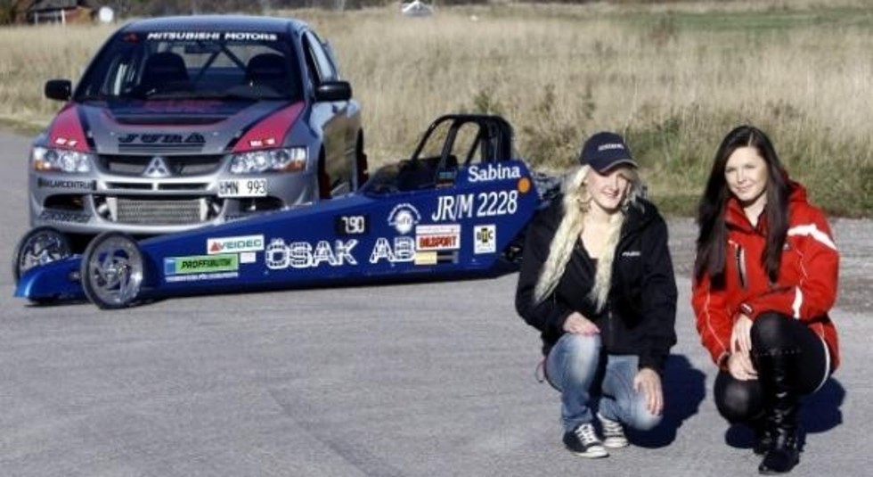 Carolina Jurå och Sabina Jädersten gillar motorsport.