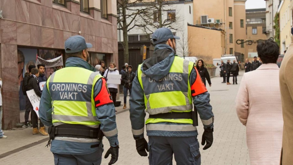 "Gärna fler ordningsvakter på stan." Det önskar sig unga otrygga tjejer.