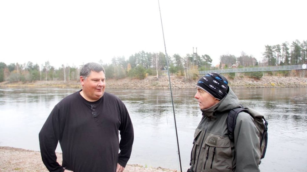Christian Johansson (till vänster) arbetar på Älvkarleby sportfiskeförening. Här samtalar han med Älvkarlebybon Stefan Lundås som menar att tillgången på fisk minskar i en jämn takt.