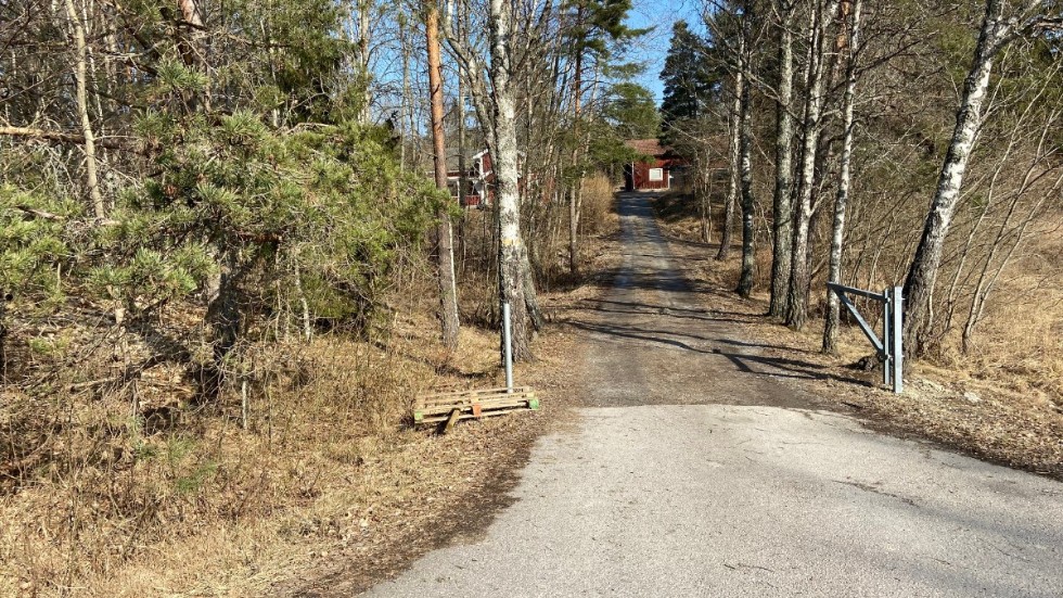 Vägtvisten handlar om en knappt 50 meter lång grusväg som en tomtägare förvägrar byborna längre in att använda. Arkivbild.