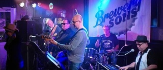 Pub-band spelar på puben