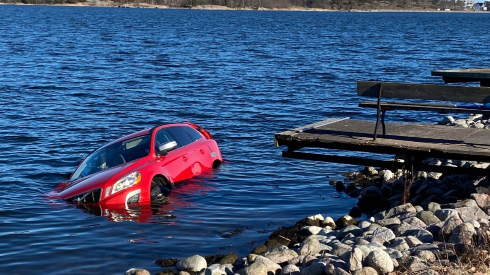 Bilen skulle parkeras, men kom i rullning.