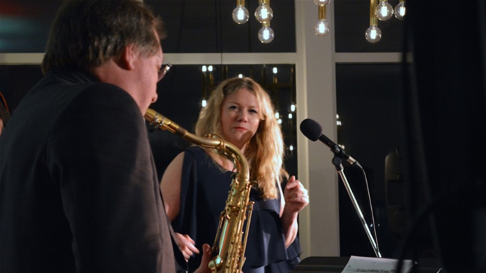 Det fem musikanter starka bandet Sis med Lena Tjäder Smith och (i förgrunden) Benny Waldner gav alla en trivsam jazzklubbkväll i ett välbesökt Skepparpinan.