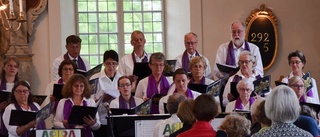 Fullsatt kyrka med ABBA-Anna