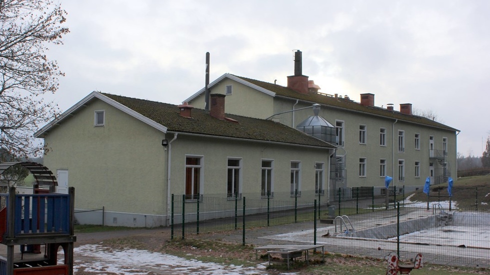 Nuvarande idrottshall (närmast i bild) är egentligen två klassrum som slagits samman. Där har eleverna i Blackstad skola haft sin idrott sedan 1960-talet. Pia Östangård, idrottslärare, menar att det är svårt att klara av en kvalitativ idrottsundervisning i en sådan liten lokal.