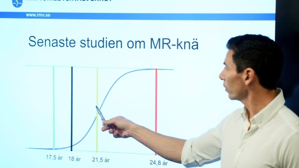 Elias Palm, överläkare i rättsmedicin, under Rättsmedicinalverket presskonferens om medicinska åldersbedömningar i Stockholm.