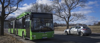 Buss körde in i träd vid SLU – gastankar revs upp