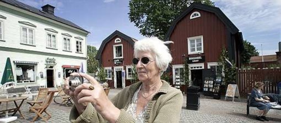- Vi börjar här! Kerstin Bräck från Ystad är på sitt första besök i Norrtälje. Wallinska gårdarna tyckte kusinen var en bra start. Sen bär det iväg till Arholma över midsommaren.
