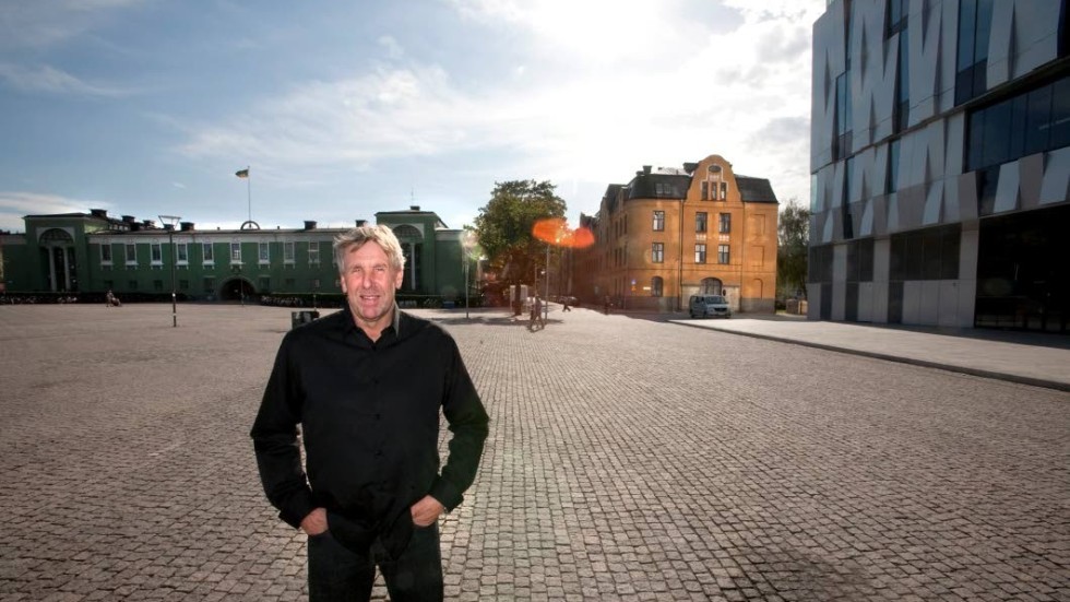 Flyttar serviceplats. Anders Norstedt, tävlingsledare för Rally Uppsala, skiftar servivceplats, från Vaksala torg till Gränby köpstad.