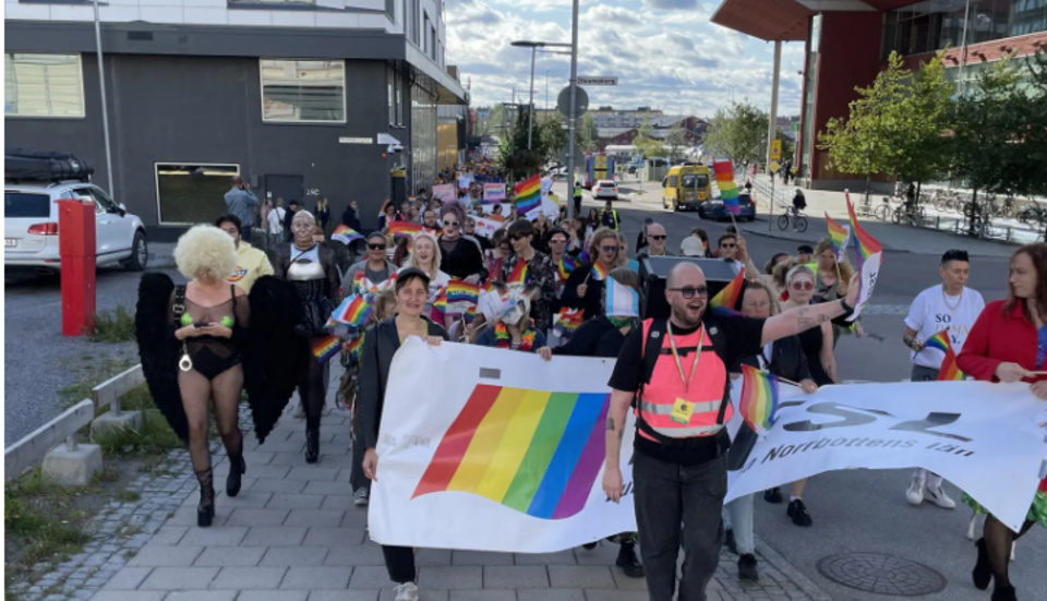 Här är årets Pridetåg som tar sig genom Luleå, passerar Kulturens hus.