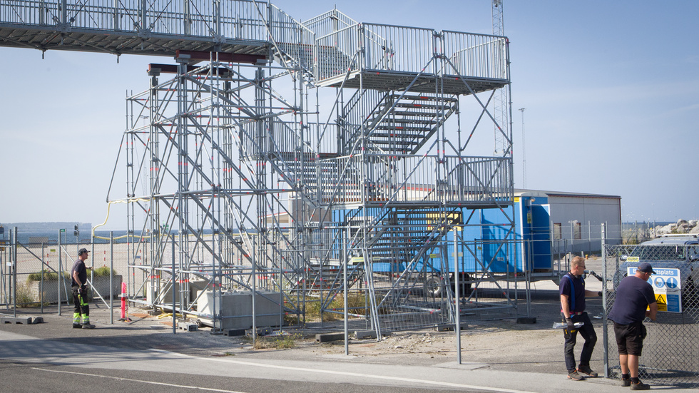 Nu påbörjas arbetet att ersätta den provisoriska gångbron vid kryssningskajen med en permanent lösning, vilket kommer att påverka trafiken i området.