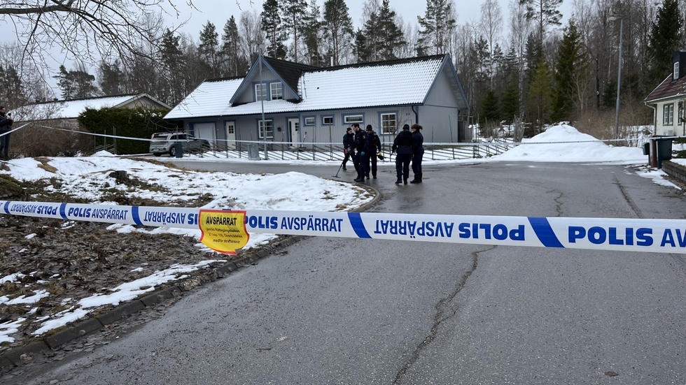 En man i 30-årsåldern blev skjuten av polis i Skultuna under onsdagsförmiddagen, då en hotfull situation uppstod.