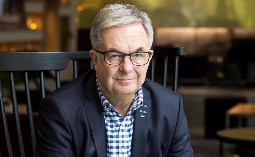 Roger Åström, tidigare ordförande i BDX, hävdar via sina advokater att han gav bort aktierna innan misstankarna om ekonomisk brottslighet blev kända för honom.