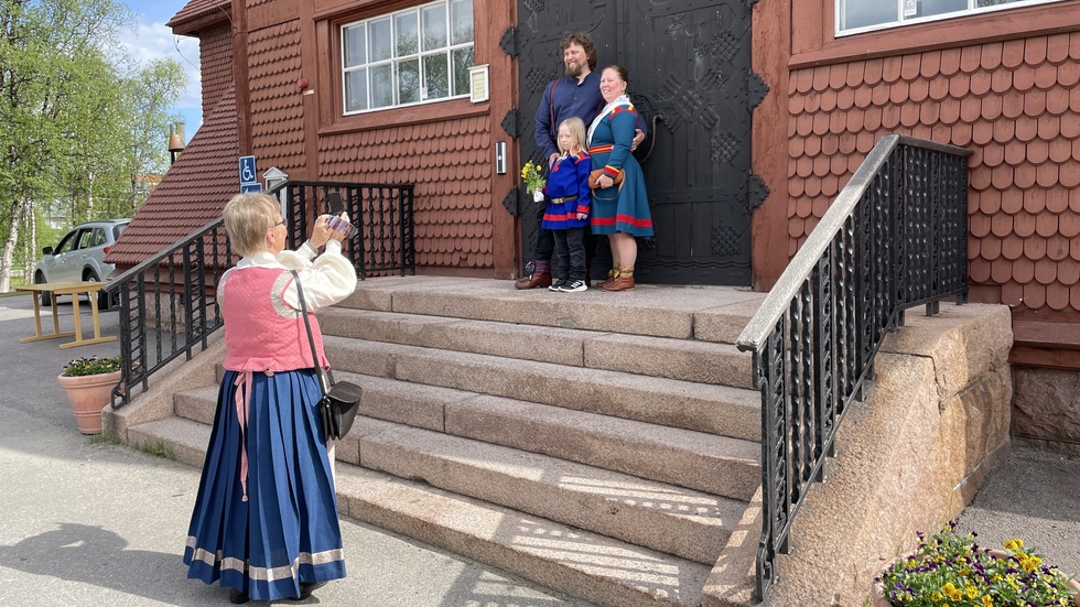 Simon Lundström och Inga-Maria Stoor tog chansen efter att de länge funderat på giftermål. Mamma Gunvor Stoor fotar paret, med deras son Karl Ante. 
