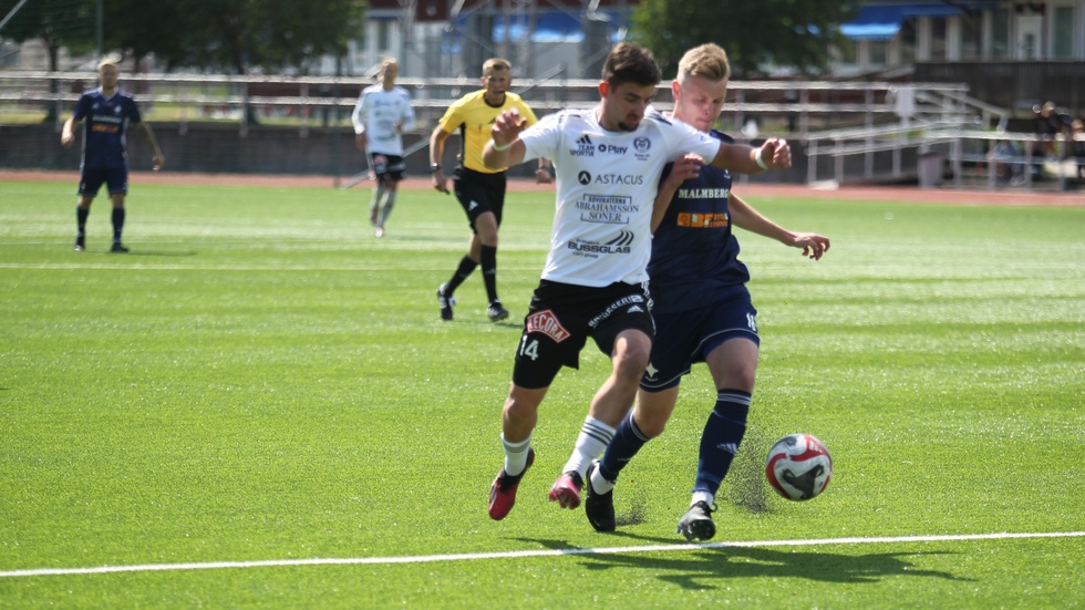 Motala AIF och Granit Hana forsar fram i nationaldagsmatchen mot IFK Kumla. Det blev ett nytt målkalas inför 749 i publiken.