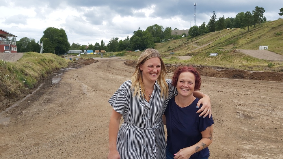 För Alexandra Damberg och Anna Ljungeskog är det lycka att få komma ut på folkracebanan igen. Varje år är det samma känsla.