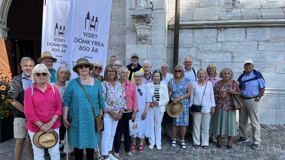 Samling utanför Visby domkyrka.