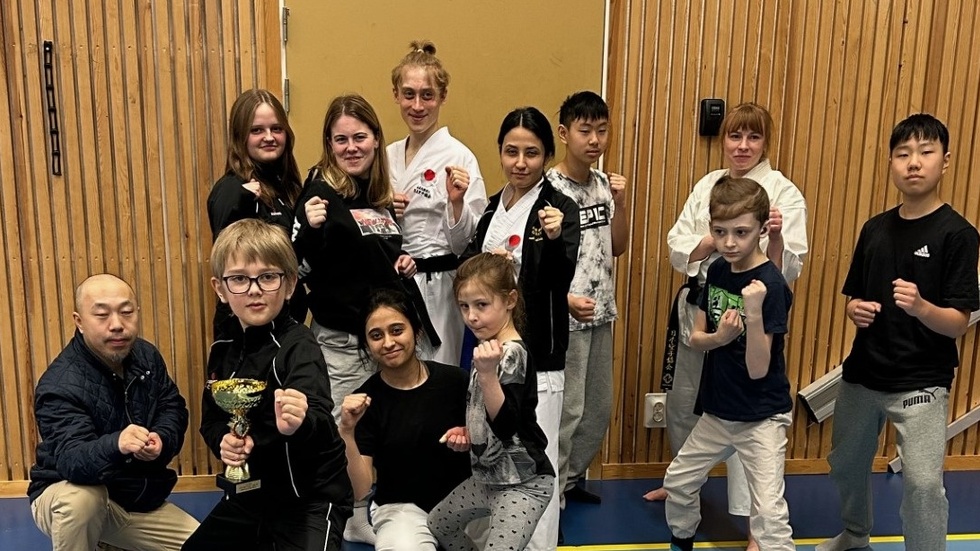 Lyckad JKA cup i Piteå. Från vänster bakre raden; Matilda Zakrisson, Tindra Forslund, Lukas Lindström, Fatemah Mohammadi, Yae-Hyun Seok, Johanna Hietala, John Lindqvist och Yae-Sung Seok. Från vänster bakre raden; Kwang Hoon Seok, Oscar Degerman, Laeba Khan och Minna Lindqvist. Saknas på bild; Hjalmar Forsberg och Lova Degerman