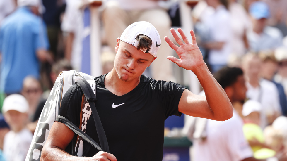 Den danske tennisstjärnan Holger Rune, 21, har en handledsskada och riskerar att missa spel i OS i Paris. Arkivbild.