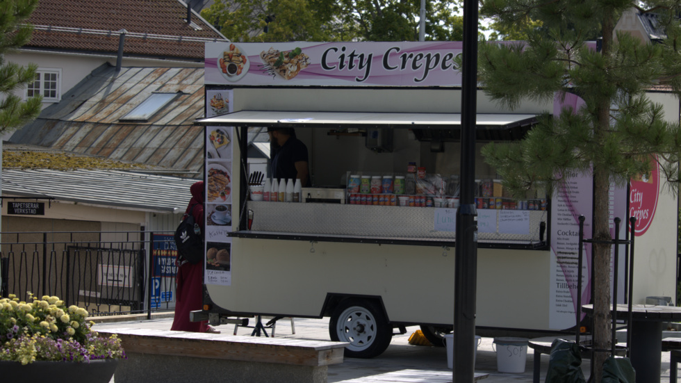 City Crepes, foodtruck. De säljer crepes på döda torget, och snart kommer fler matvagnar tvingas flytta hit.