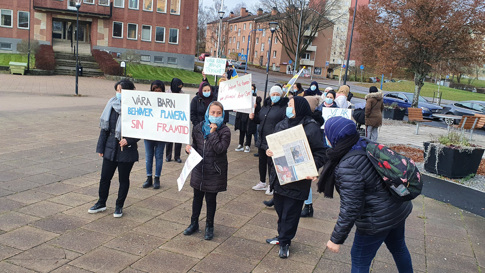"Förstår ni inte att vi behöver dessa människor?" skriver signaturen "Nidnus ne Ros". Bilden är från en kvinnodemonstration i Flen. Enligt skribenten är de flesta kvinnorna på bilden inte längre kvar i Flen.