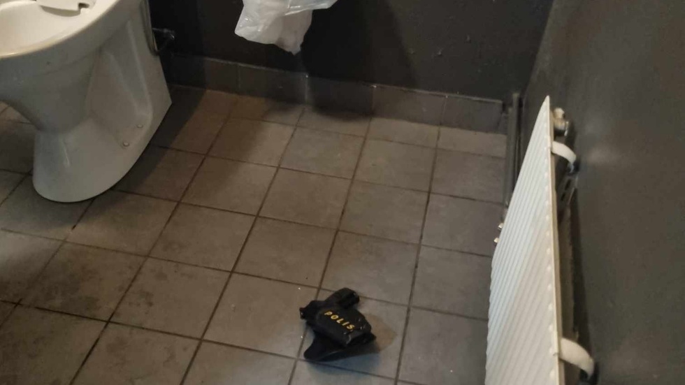 Under tisdagen hittades ett tjänstevapen på toaletten på bensinstationen i Lövånger.