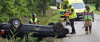 Personbil voltade och blev liggande på taket