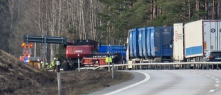 Skördetröska körde in i mitträcket på väg 55