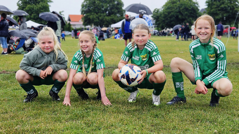 "Fotografera oss!" hör jag några ropa bakom mig. Det är tjejerna Vanessa Bååthstark, Freja Hamren, Agnes Stolt och Ella som spelar i BK Zeros F-15. "Jag och Freja gjorde två mål var i första matchen", berättar Vanessa Bååthstark stolt. De berättar att dagen varit jättekul.