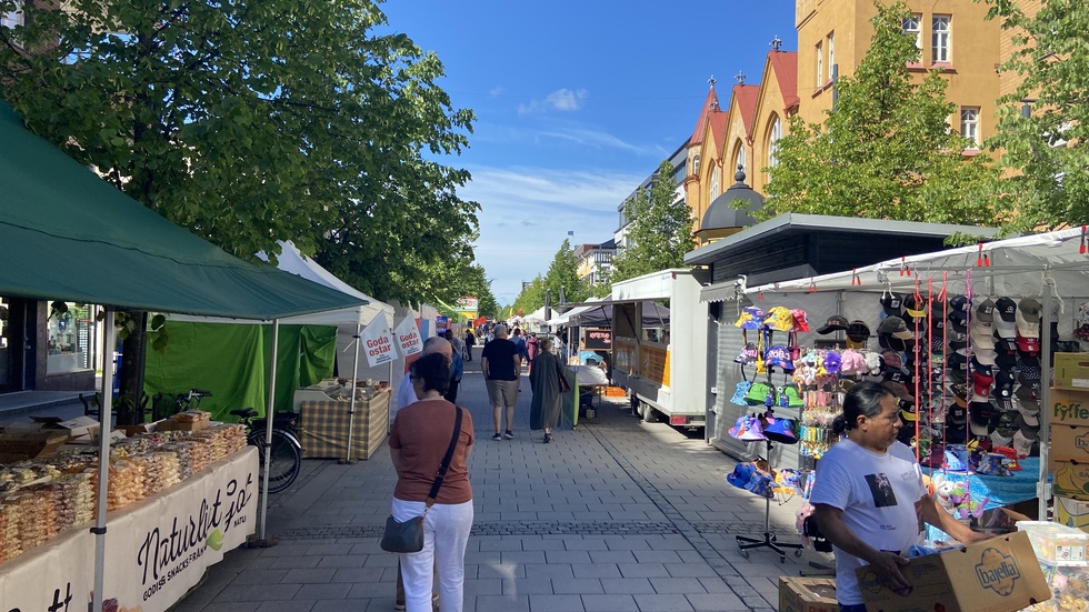Det är marknad på Storgatan. 