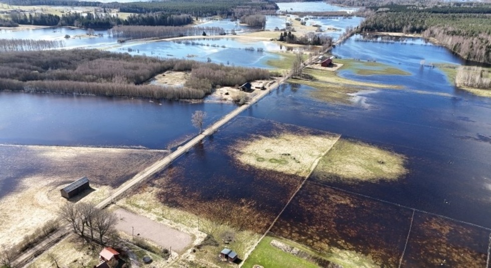 Länsstyrelsen har med drönare skaffat sig en överblick av de svåra översvämningarna vid Tämnaren. Bilden är från området runt Ubblixbo.