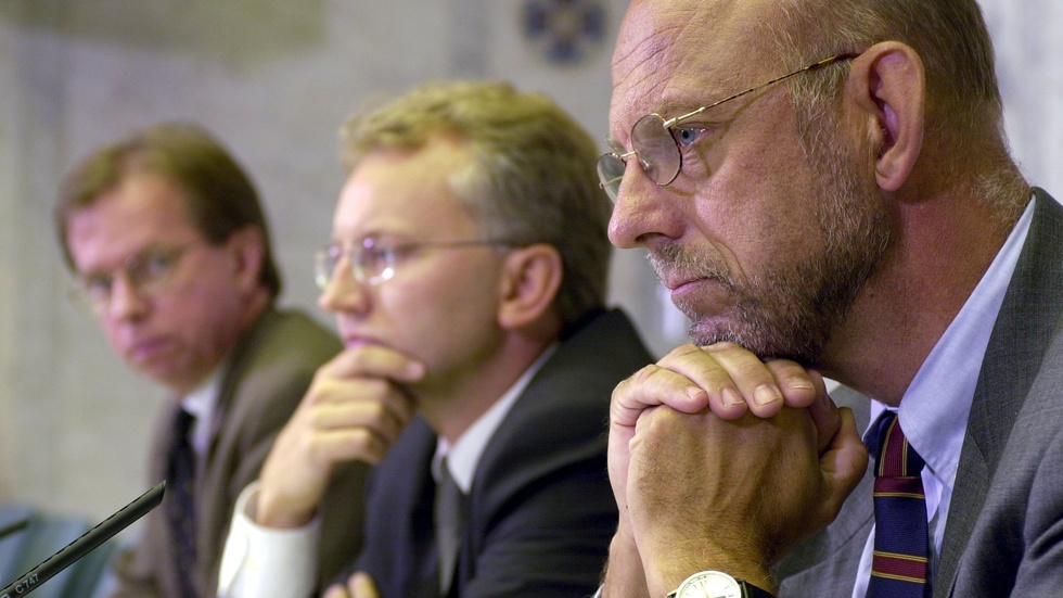 Hans Dahlgren har varit med länge och har erfarenhet av upp-och nedgångar i politiken. Här en bild från en pressträff 2001 med den dåvarande regeringens särskilda statssekreterargrupp. Från vänster ser vi Lars Danielsson, Per Nuder samt Hans Dahlgren. Allt är inte alltid så muntert i ett parti med tre århundraden på nacken. 
