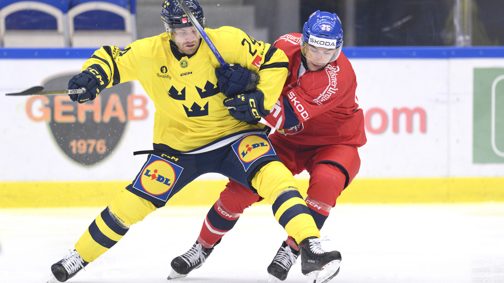 Oscar Lindberg i kamp med Tjeckiens Radan Lenc.