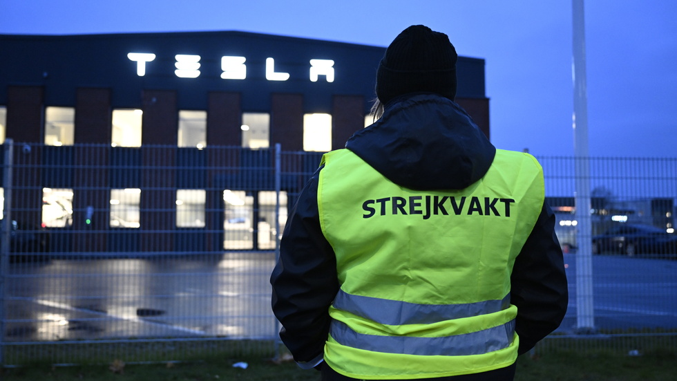 Strejkvakter utanför Teslas Servicecenter i Segeltorp, Stockholm. Arkivbild.