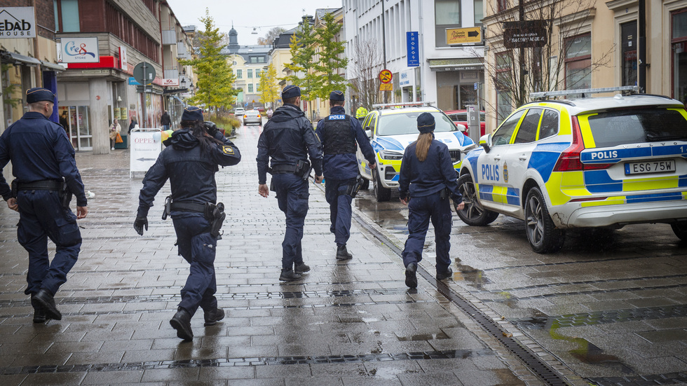 Polisen undersökte en lägenhet på tisdagen.