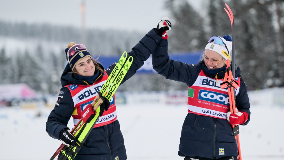 Ebba Andersson och Emma Ribom jublar efter stafettsegern i Gällivare. Det var första gången de vann en världscupstävling på svensk mark.
